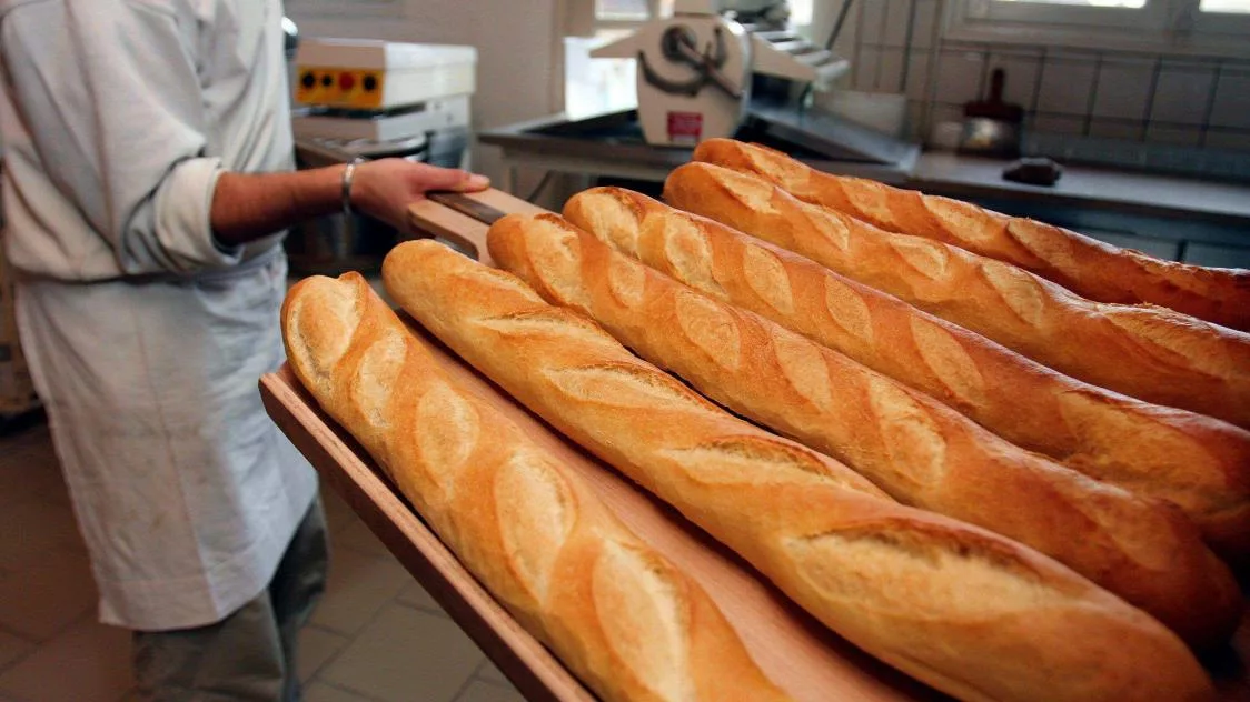 Lidl et Aldi relancent la baguette à 29 centimes. Une opération choc qui interroge : guerre des prix, impact sur les artisans et avenir du pain en France.