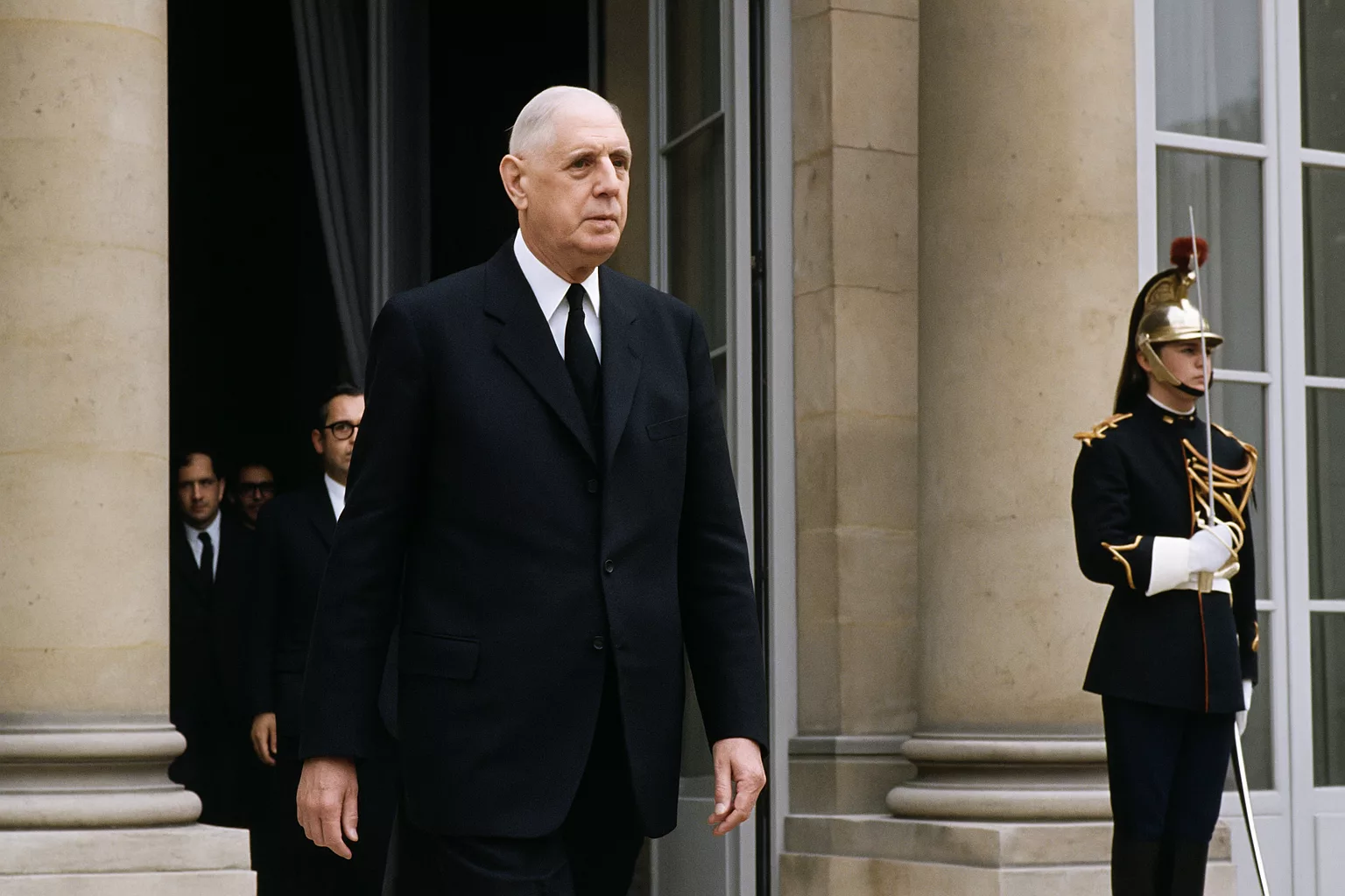 Référendum 1969 : le "NON" gagne avec 52,87 %. Charles de Gaulle quitte le pouvoir et ouvre la voie à une nouvelle élection présidentielle.