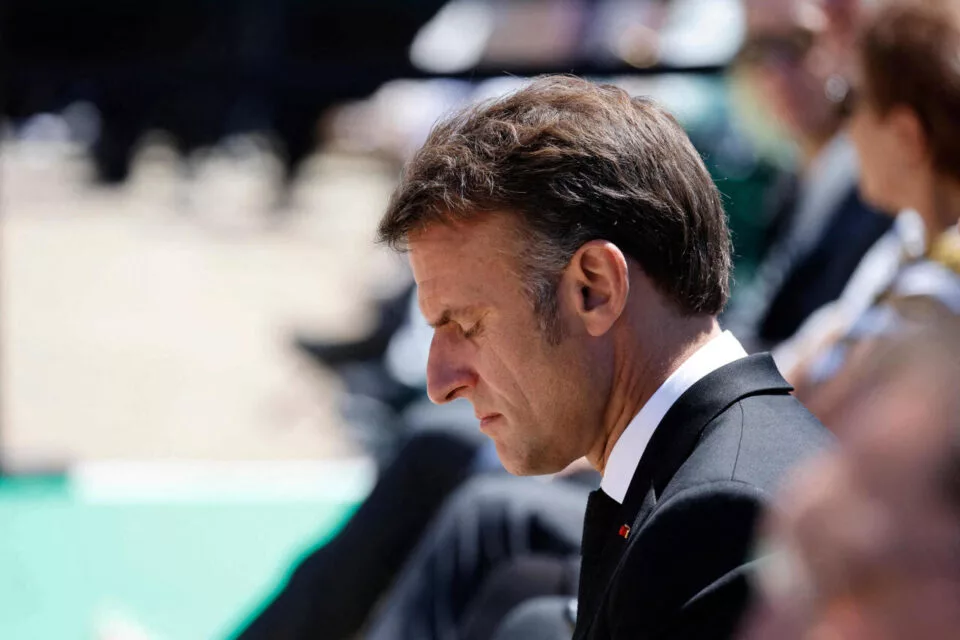 Crise politique : Michel Barnier et François Bayrou tombent, Emmanuel Macron en sursis. Voici pourquoi la fin semble proche.