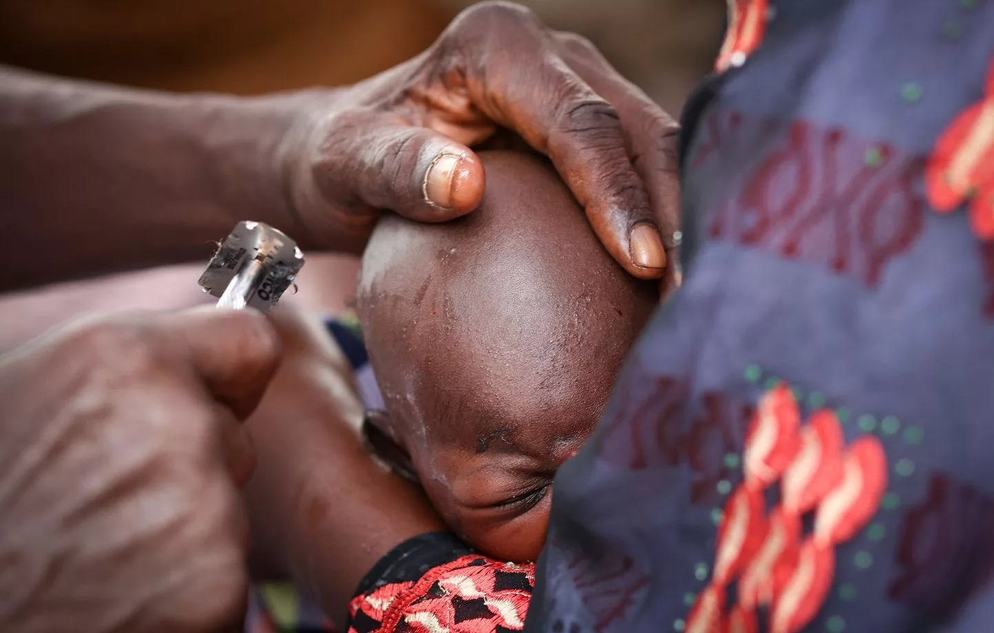 Mort tragique d’un bébé d’un mois excisé en Gambie : retour sur un drame qui pourrait changer la lutte contre les mutilations génitales.