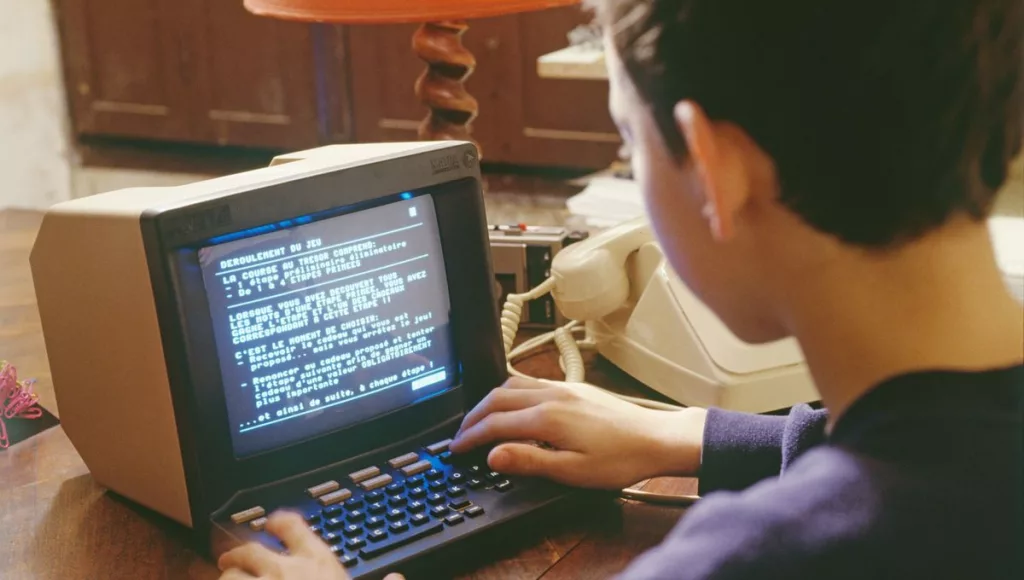 Avant Google et les réseaux sociaux, la France avait le Minitel. Voici l’histoire de ce précurseur technologique qui a façonné nos usages.