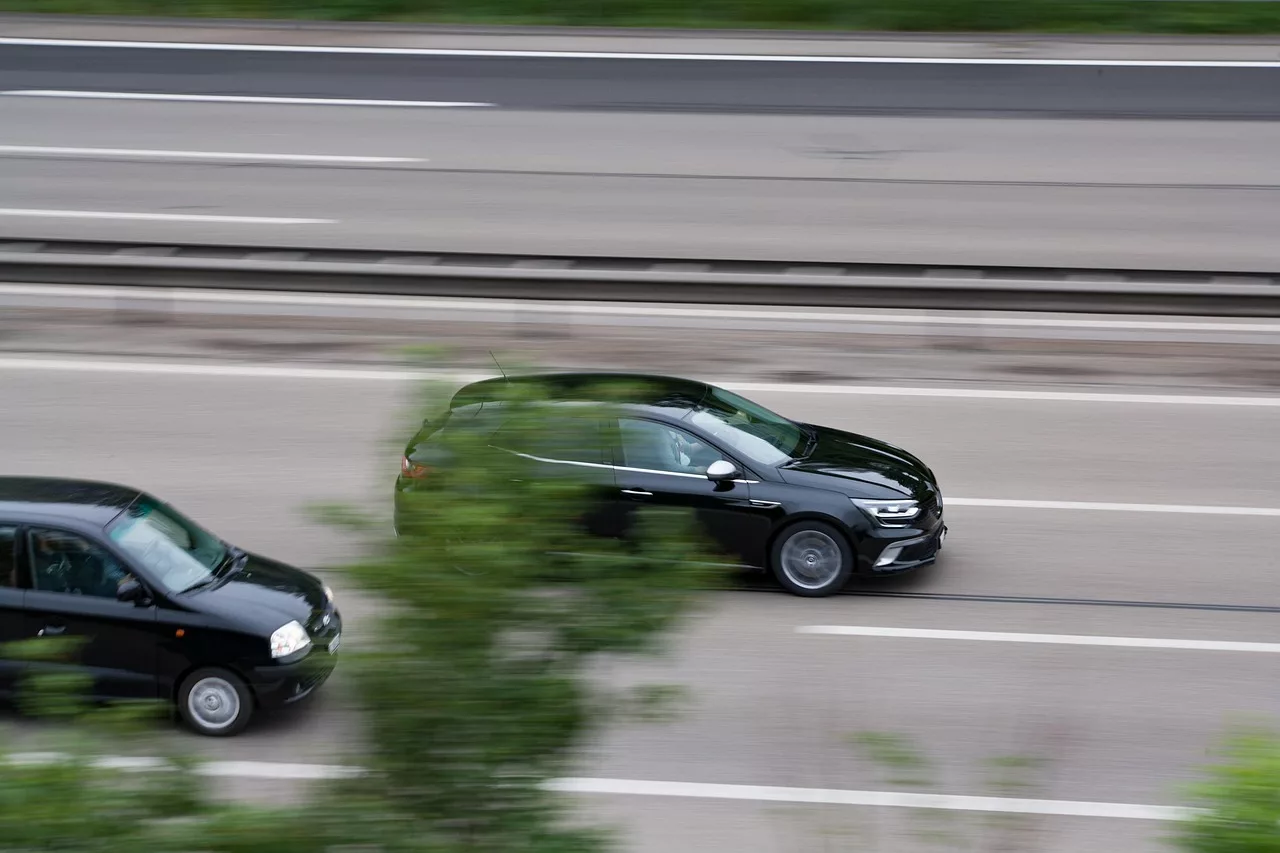 Conducteur de voiture-radar, un métier payé par vos impôts : salaires, contrats, réalités... voici l’envers du décor.