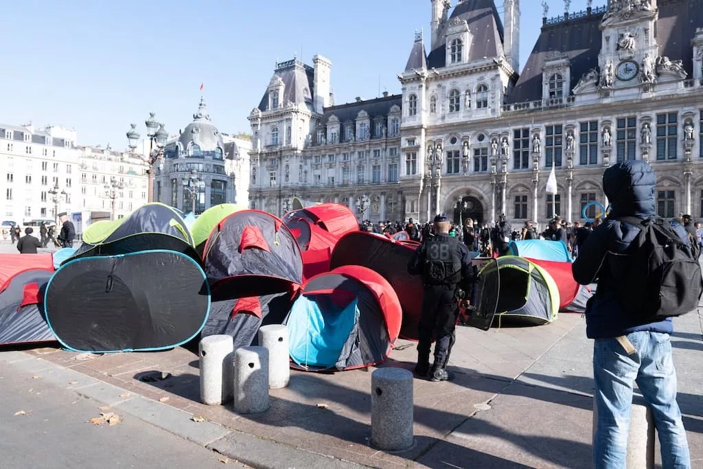 L’évacuation des migrants à Paris révèle une vérité crue : au lieu d’affronter la crise, on se contente de refiler la “patate chaude” ailleurs (Valeurs Actuelles).