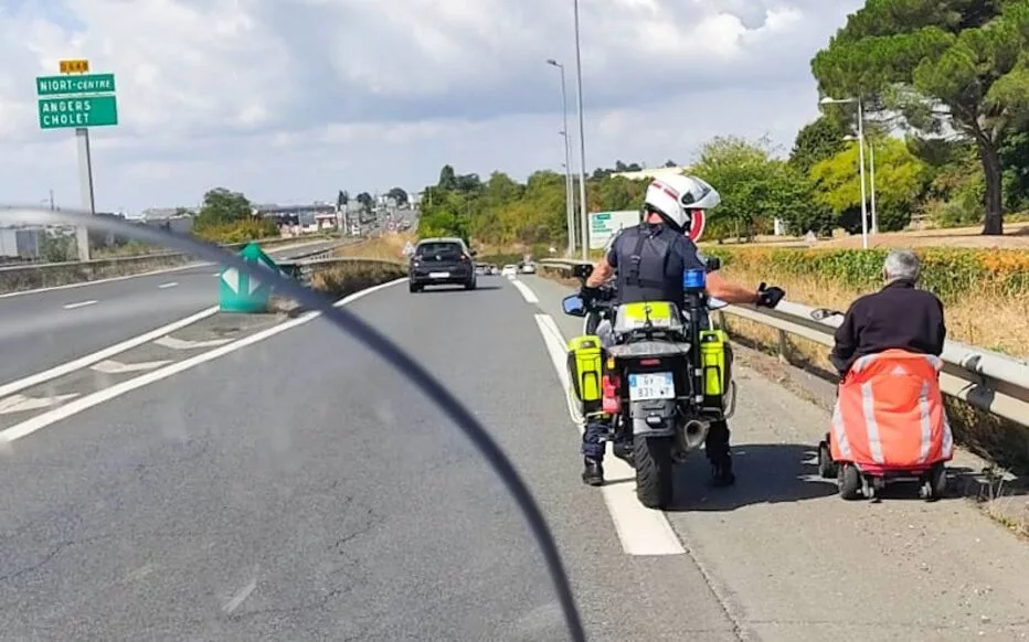 Niort : un trajet en fauteuil roulant électrique vire à l’insolite quand la police intervient sur la D611.