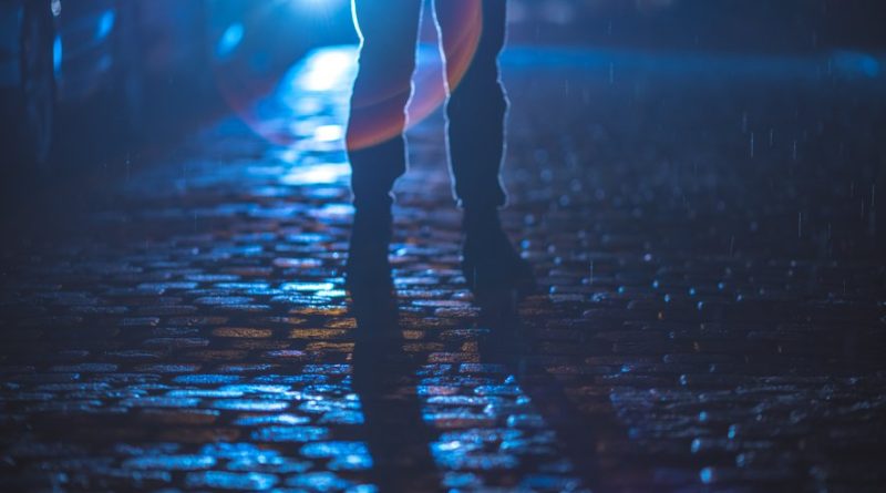Le Parisien et 20 Minutes révèlent une agression choquante à Paris : deux hommes ont uriné sur une mère enceinte sans-abri et ses enfants devant l’Hôtel-de-Ville.