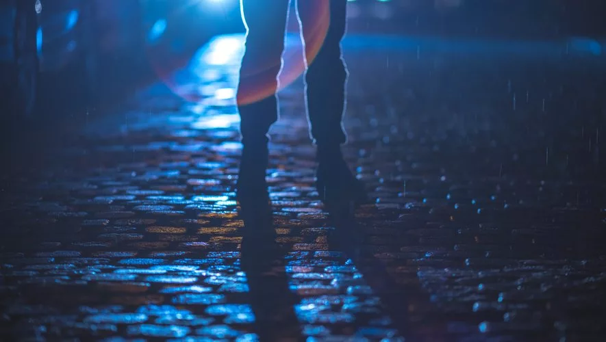 Le Parisien et 20 Minutes révèlent une agression choquante à Paris : deux hommes ont uriné sur une mère enceinte sans-abri et ses enfants devant l’Hôtel-de-Ville.