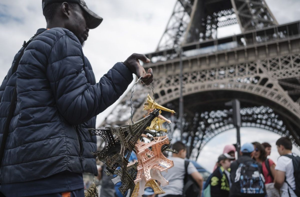 Une campagne institutionnelle mal reçue : analyse de la polémique autour de l’affiche anti-vendeurs à la sauvette à Paris.