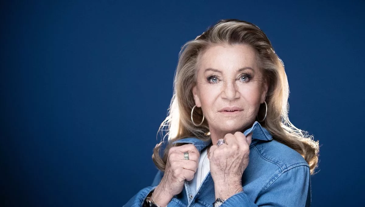 Sheila, 80 ans et toujours sur scène ! Biographie détaillée de la star française qui refuse le mot “senior” et prépare une nouvelle tournée.