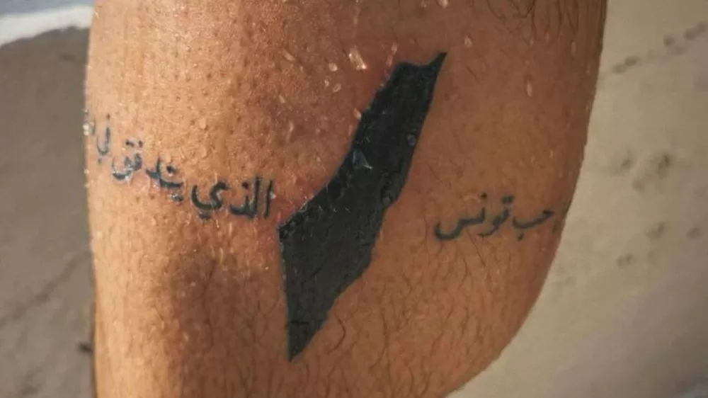Le Journal du Dimanche détaille la nouvelle polémique visant Sébastien Delogu après la révélation de son tatouage « Libre Palestine ».