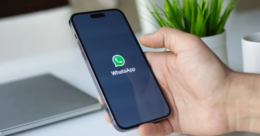 WhatsApp intègre un scanner de documents sur iPhone : créez et envoyez vos PDF directement depuis vos conversations.