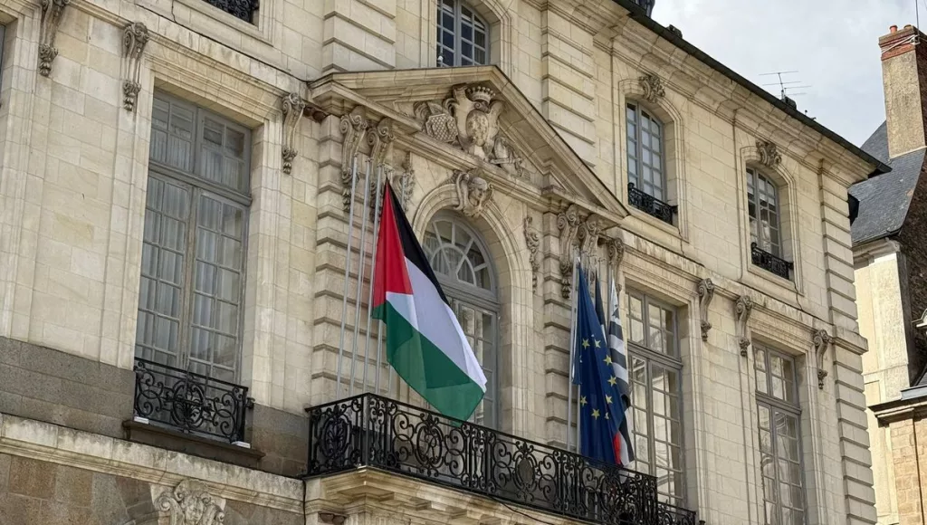 Rennes choque la France : Le drapeau Palestinien flotte sur la Mairie !