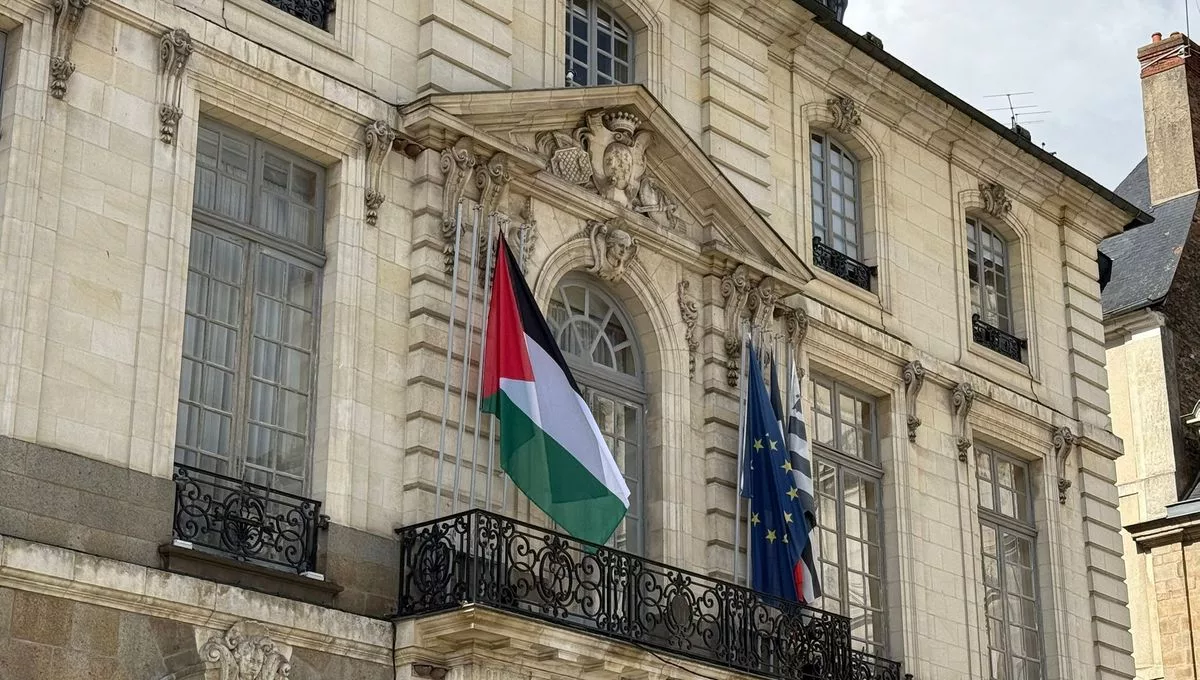 Rennes choque la France : Le drapeau Palestinien flotte sur la Mairie !