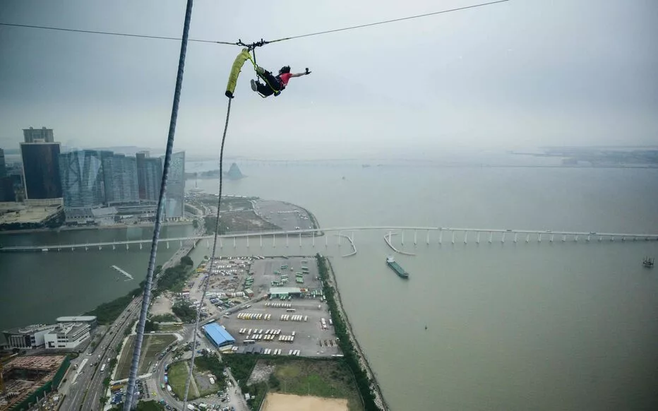Tragédie en Russie : Une mère passionnée de sports extrêmes meurt après un saut à l'élastique à Pavlovsk. Son décès, rapporté par le site Le Parisien, met en lumière les risques.