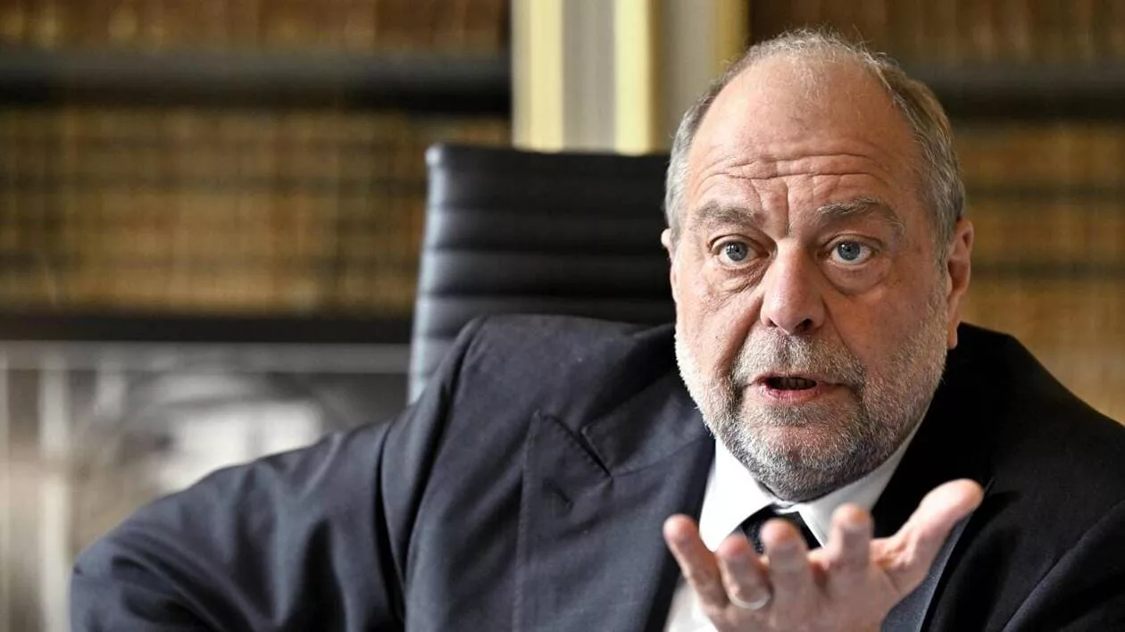 Entre politique et médias, Dupond-Moretti allume CNews dans une passe d’armes relayée par Valeurs Actuelles.