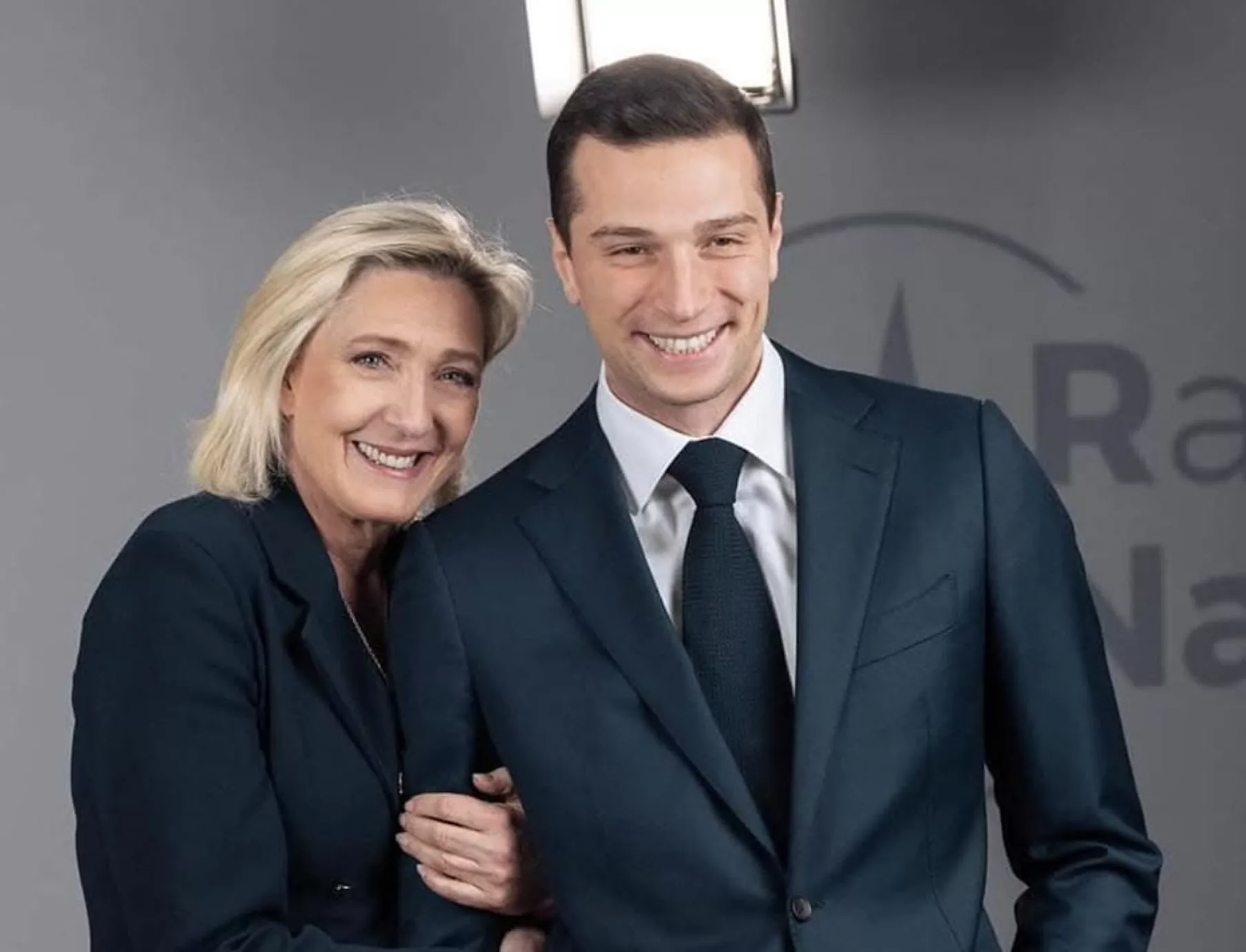 MyJournal.fr dévoile les biographies croisées de Marine Le Pen et Jordan Bardella, et la vérité sur leur première rencontre.