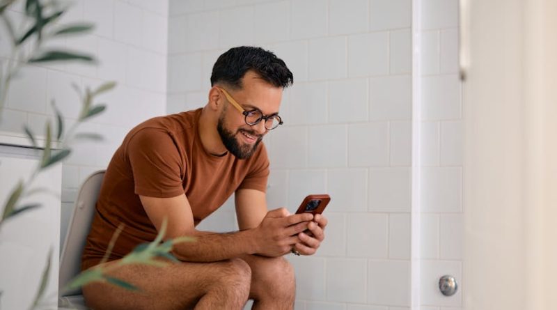 Une enquête scientifique publiée dans PLOS One alerte : passer trop de temps sur son smartphone aux WC augmente le risque d’hémorroïdes.
