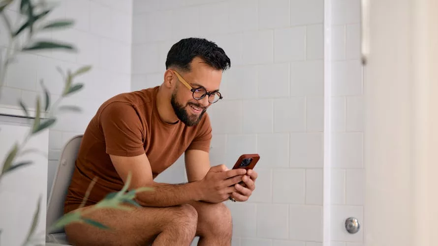 Une enquête scientifique publiée dans PLOS One alerte : passer trop de temps sur son smartphone aux WC augmente le risque d’hémorroïdes.