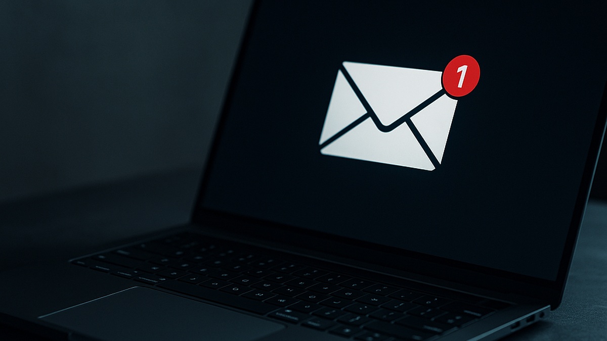 Ordinateur portable sombre affichant une icône d’e-mail sur un fond discret, évoquant une arnaque en ligne (brouteurs / faux Brad Pitt).