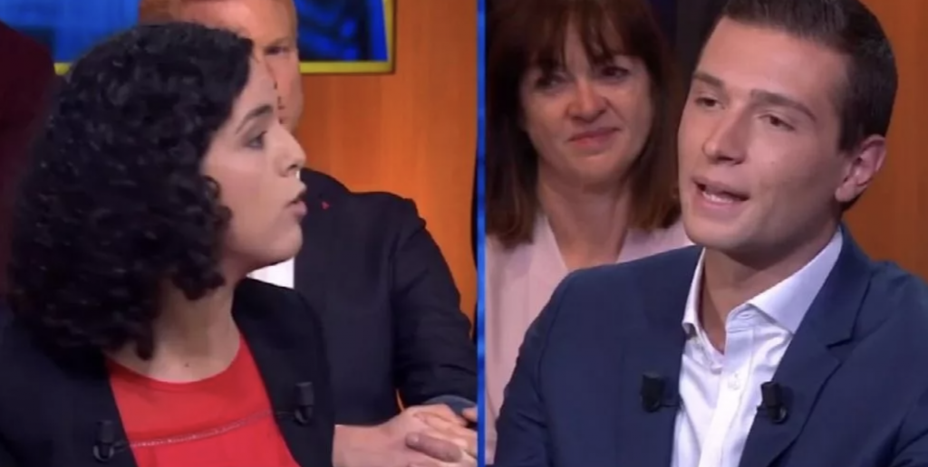 Débat télévisé entre deux responsables politiques face à face sur un plateau, échange tendu sous l’œil du public en arrière-plan.