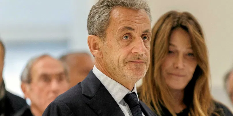 Nouveau coup dur pour Nicolas Sarkozy : plainte déposée au parquet de Paris pour outrage aux magistrats.