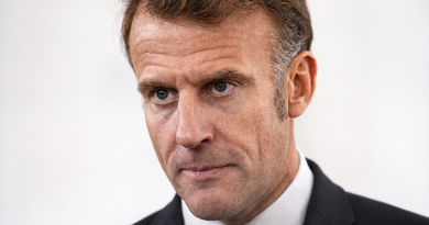 Portrait en gros plan d’un chef d’État français, costume sombre et regard sérieux, dans un cadre institutionnel.