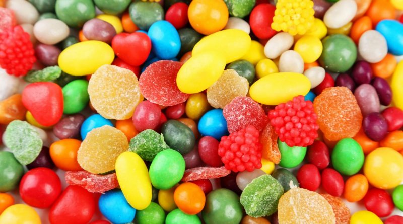 Assortiment de bonbons colorés aux formes variées, textures lisses et sucrées, vus en gros plan, évoquant une confiserie multicolore sans référence à une marque.