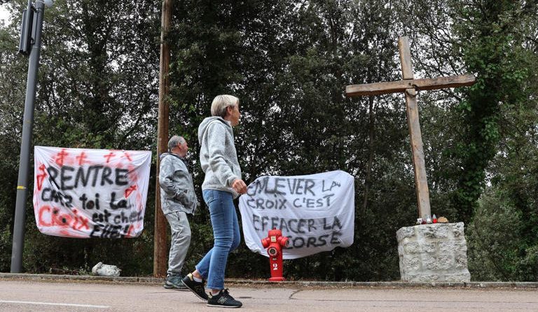 Quasquara (Corse-du-Sud) : la croix chrétienne forcée de disparaître, ou presque