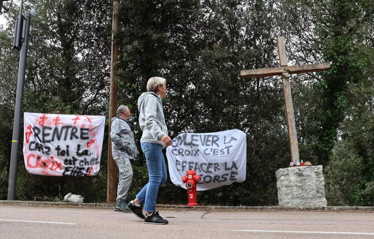 Quasquara (Corse-du-Sud) : la croix chrétienne forcée de disparaître, ou presque