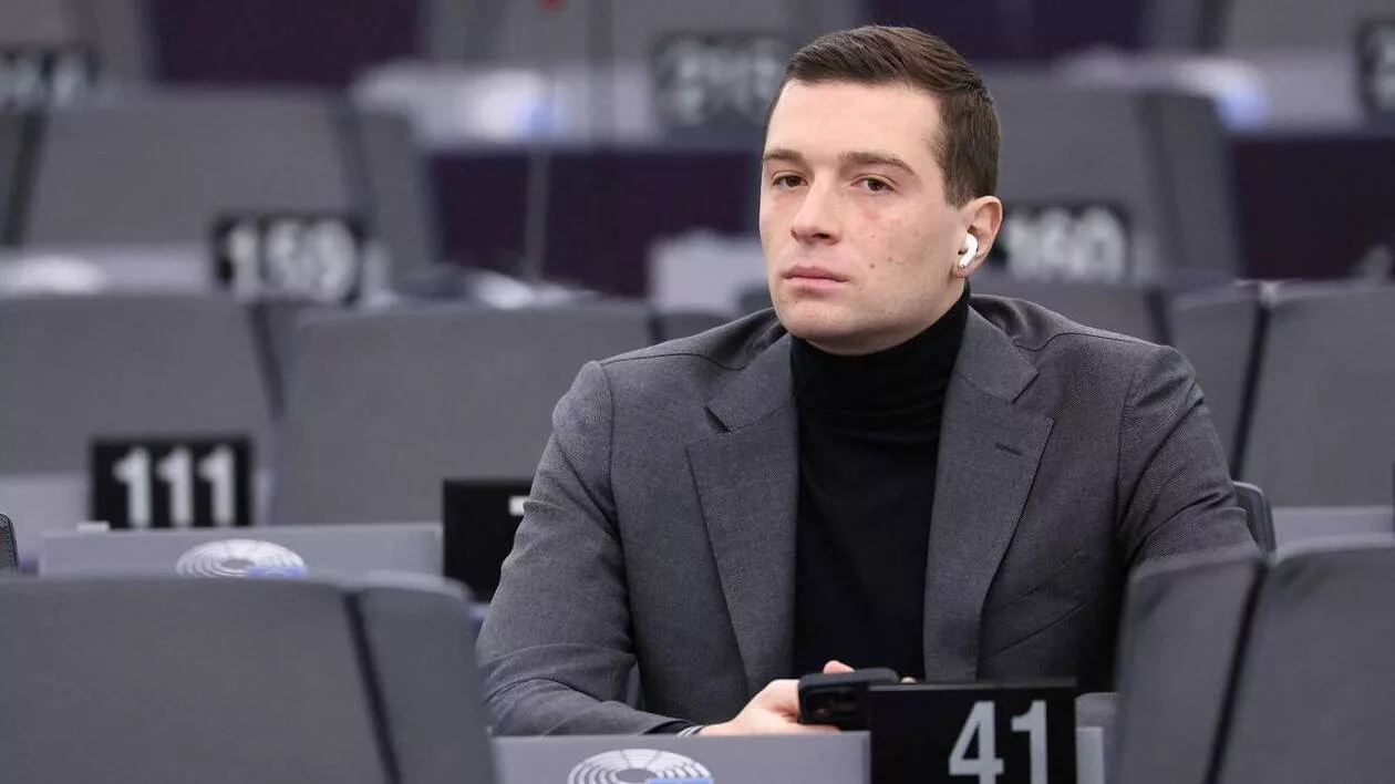 Macron, Bardella et la dissolution : le jeu dangereux qui pourrait transformer la politique française.