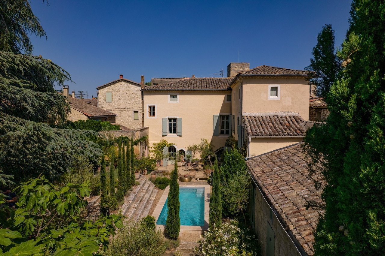 Vue extérieure d’une grande maison provençale avec piscine entourée de végétation, sous un ciel bleu dégagé, utilisée pour illustrer l’article sur la villa de Laure Manaudou.