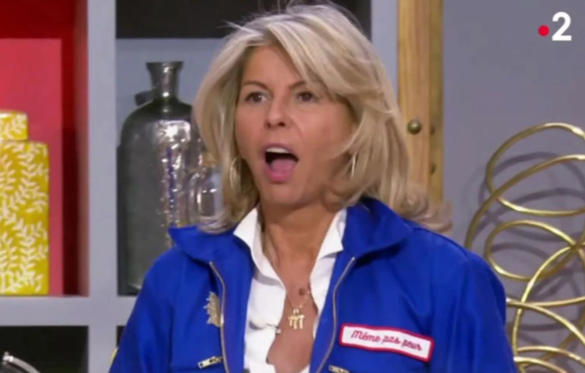 Réaction choquée d'une participante dans l'émission Affaire Conclue après la vente record d’un miroir acheté 150 € et revendu 127 000 €.