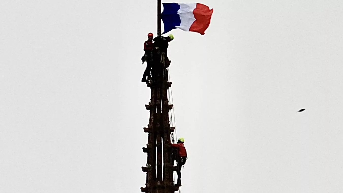 Scandale à Rouen : un drapeau bleu-blanc-rouge sur Notre-Dame déclenche une enquête