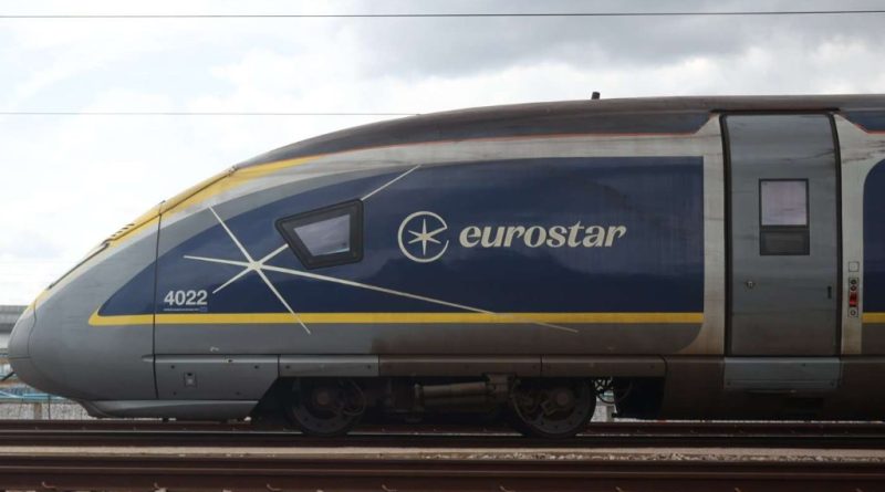 Uniformes non genrés chez Eurostar : jupes pour hommes, Doc Martens pour tous — une transformation symbolique.