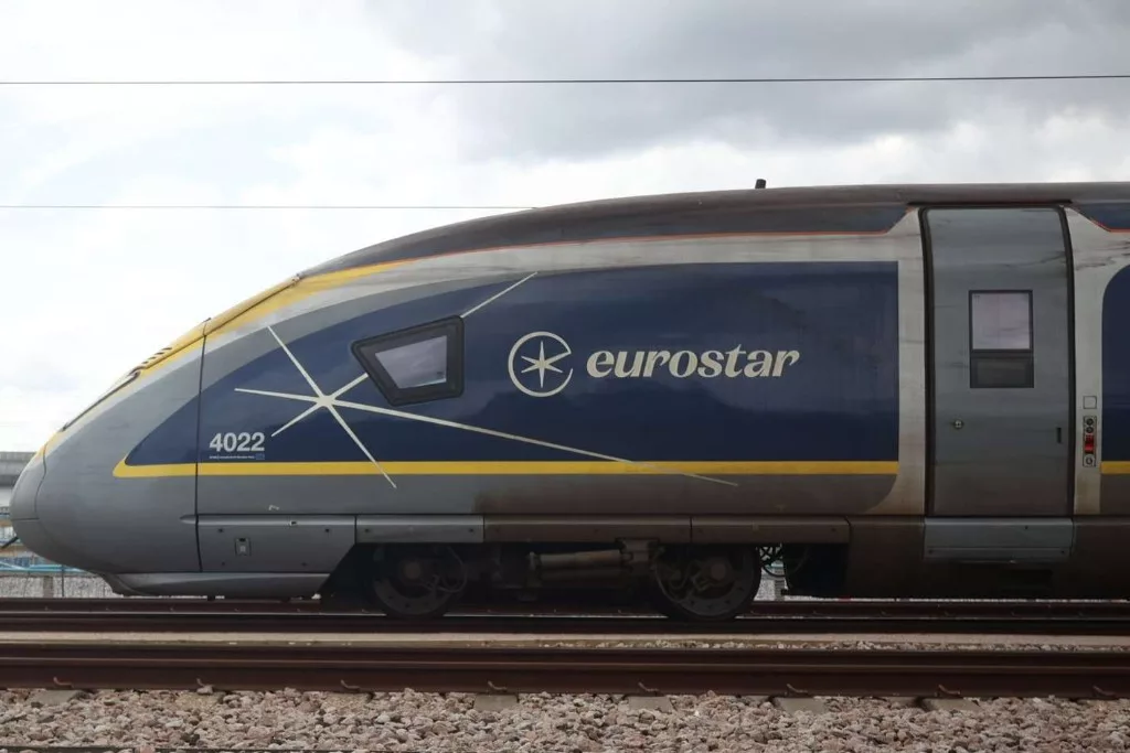 Uniformes non genrés chez Eurostar : jupes pour hommes, Doc Martens pour tous — une transformation symbolique.