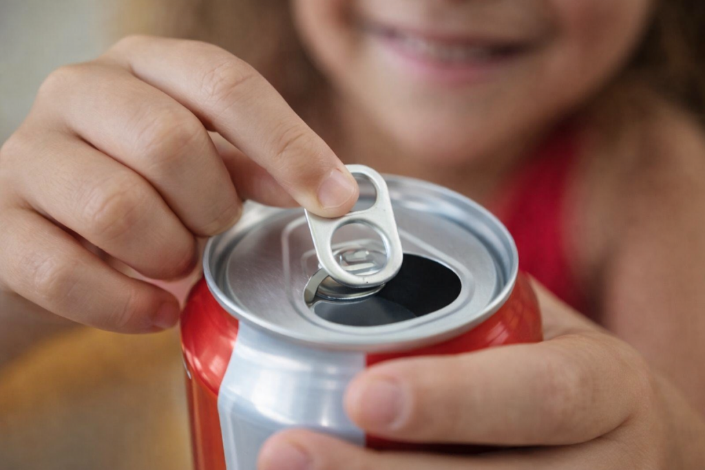 main ouvrant une canette de boisson en aluminium à l’aide de la languette