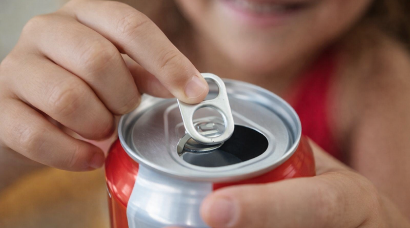 main ouvrant une canette de boisson en aluminium à l’aide de la languette