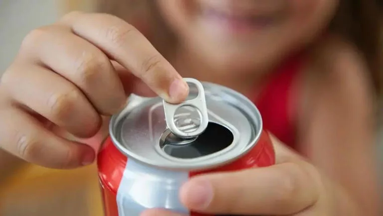 Non, ce trou dans la languette n’est pas pour votre paille