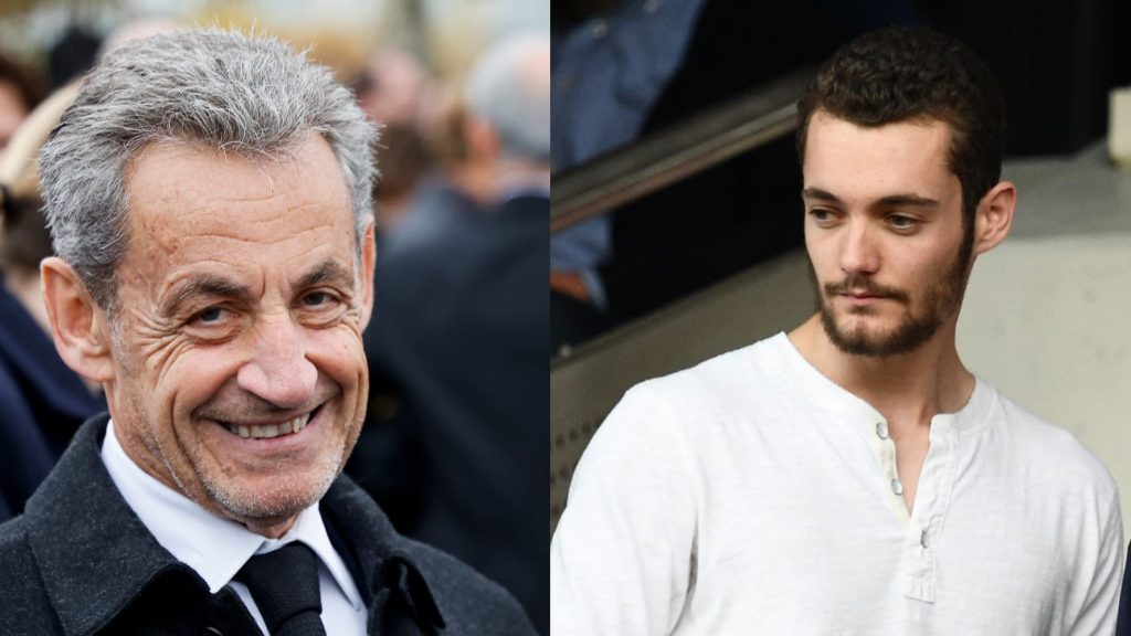 Portrait côte à côte de deux hommes : à gauche, un homme plus âgé souriant en costume sombre ; à droite, un homme plus jeune, barbu, portant un tee-shirt clair et regardant vers le bas.