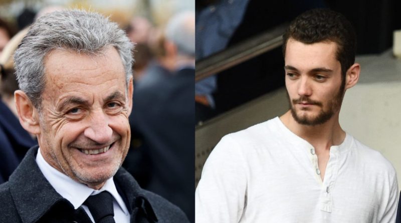 Portrait côte à côte de deux hommes : à gauche, un homme plus âgé souriant en costume sombre ; à droite, un homme plus jeune, barbu, portant un tee-shirt clair et regardant vers le bas.