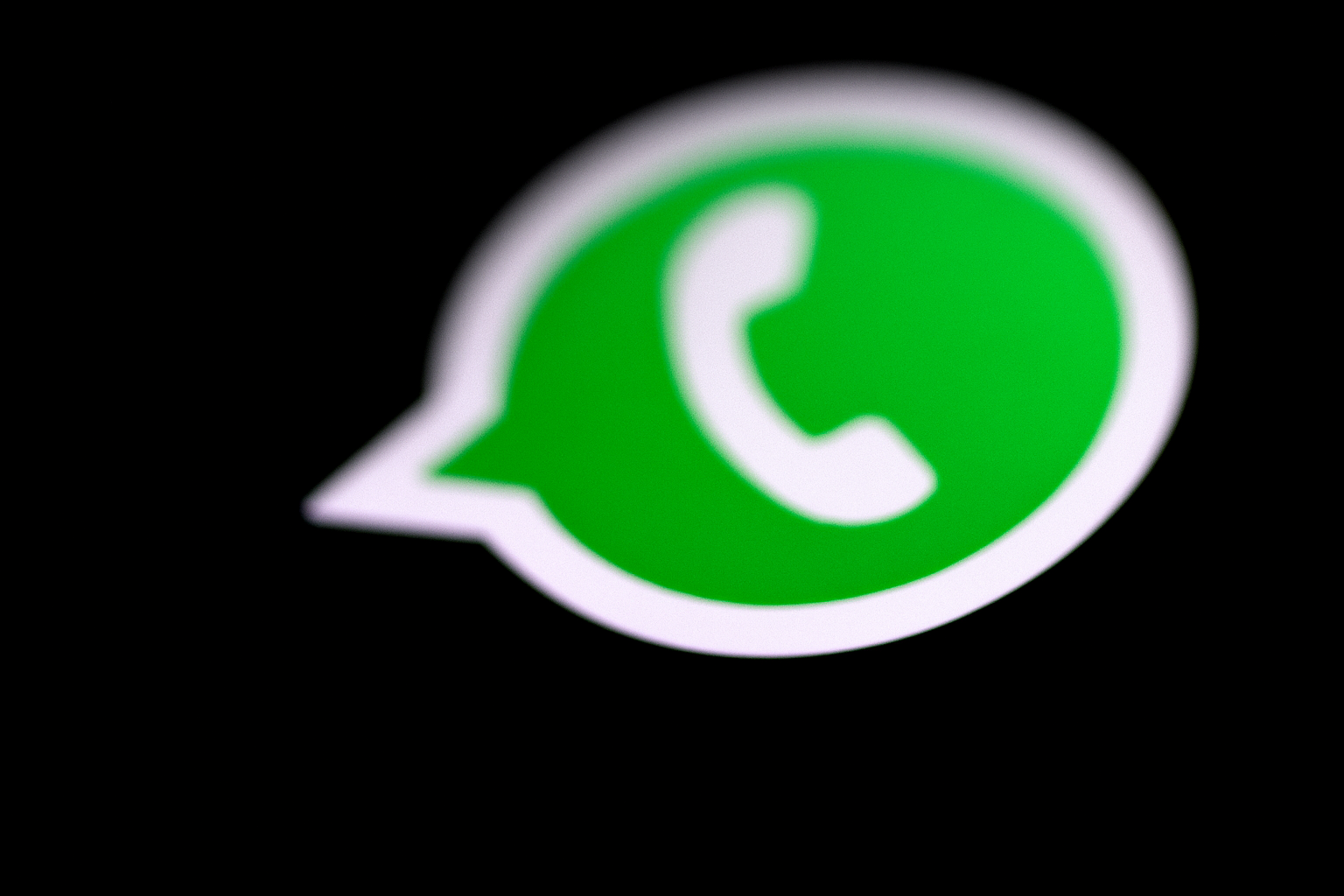 Logo vert lumineux sur fond noir symbolisant une menace numérique et un risque de piratage en ligne.