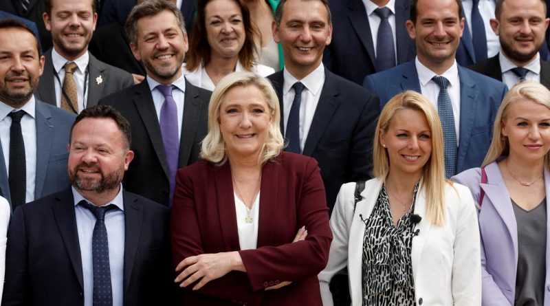Groupe de parlementaires souriants posant ensemble en extérieur, représentant une formation politique française