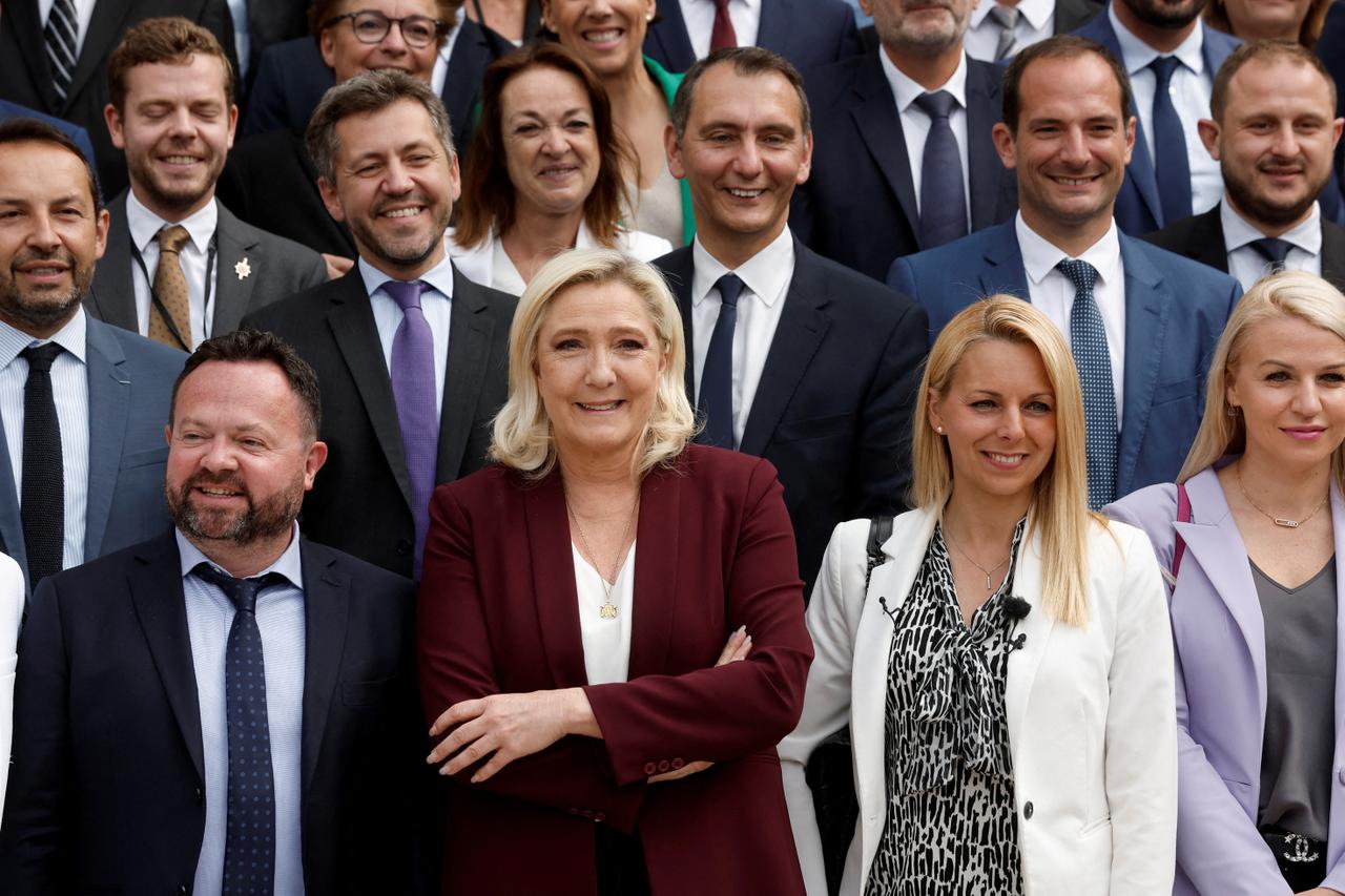 Groupe de parlementaires souriants posant ensemble en extérieur, représentant une formation politique française