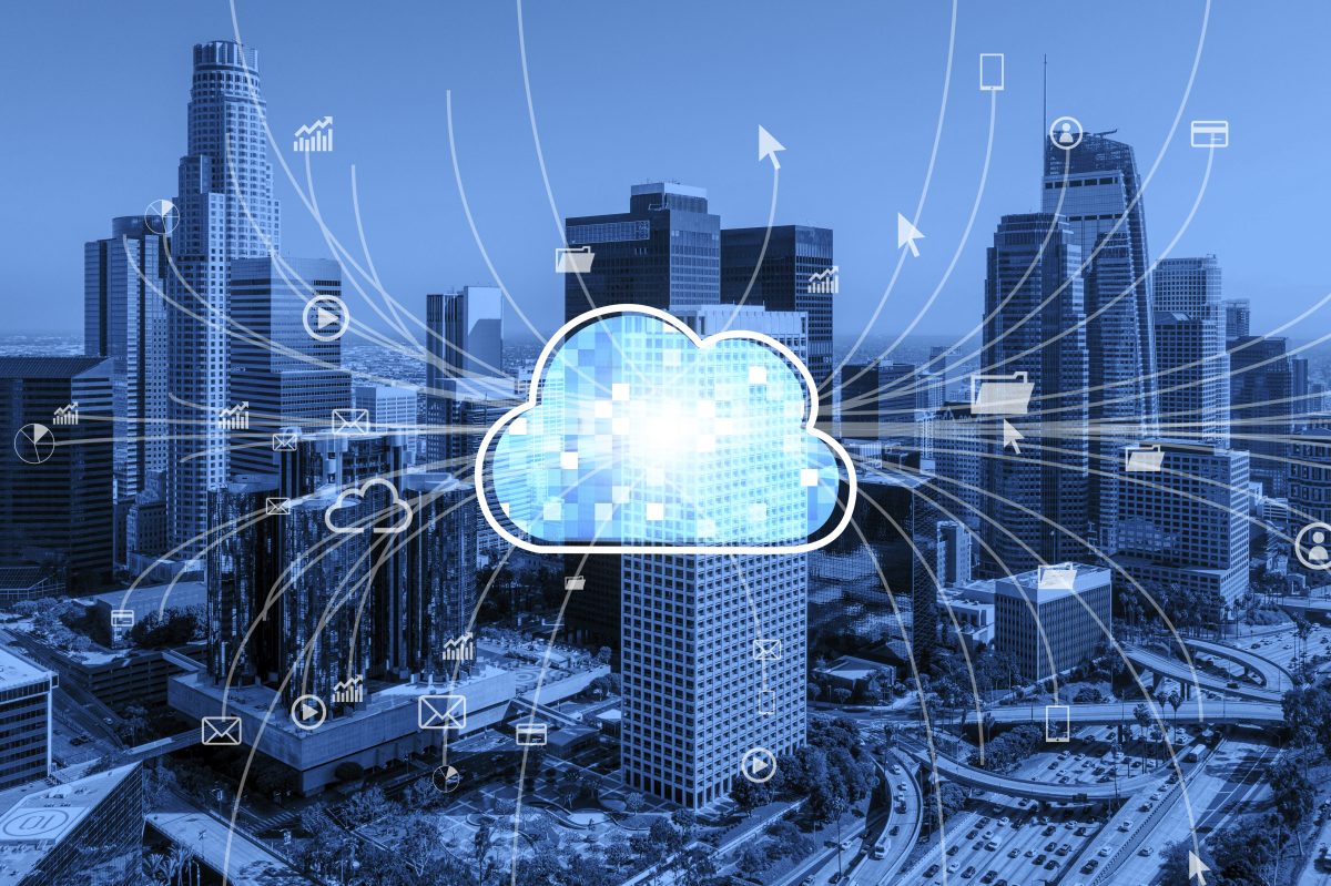 Illustration d’un grand centre urbain avec une icône de cloud numérique au centre, reliée par de multiples lignes et pictogrammes représentant des données, des fichiers et des applications circulant dans un environnement d’hébergement cloud.