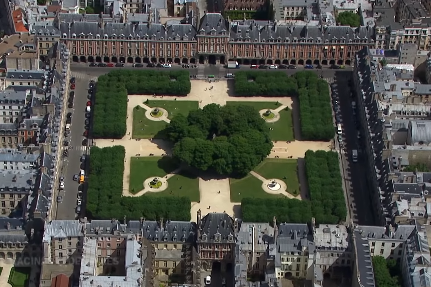 Vue aérienne de la place des Vosges à Paris, montrant le jardin carré symétrique entouré d’immeubles anciens.