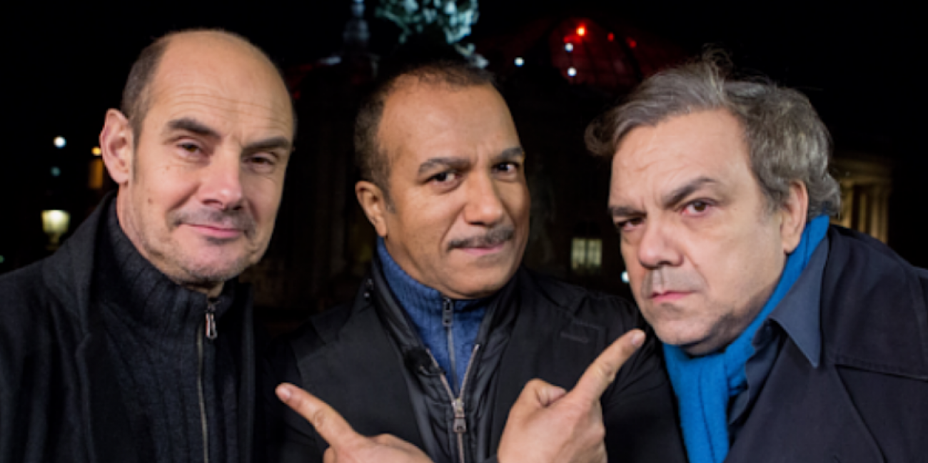Portrait du trio comique souriants et en pleine complicité, symbole de leur influence majeure sur l’humour français depuis les années 1990.