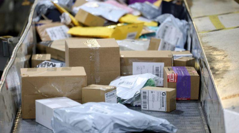 Colis et paquets de différentes tailles circulant sur un tapis de tri dans un centre logistique, illustrant le volume élevé des envois internationaux à bas coût.
