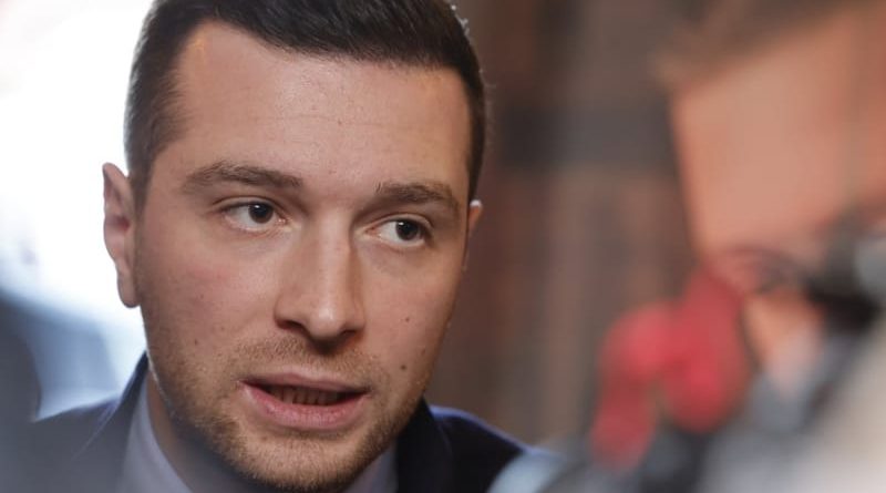 visage d’un homme parlant dans un environnement intérieur flou