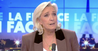 Responsable politique s’exprimant avec fermeté sur un plateau de télévision lors d’une interview en direct, visage sérieux, décor de studio en arrière-plan.