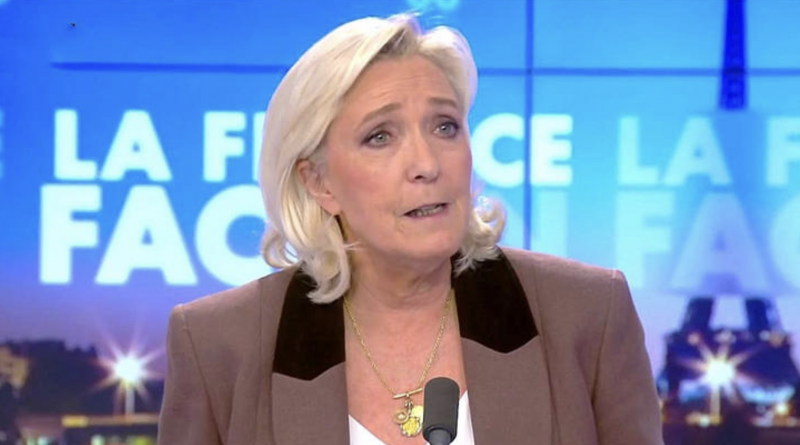 Responsable politique s’exprimant avec fermeté sur un plateau de télévision lors d’une interview en direct, visage sérieux, décor de studio en arrière-plan.