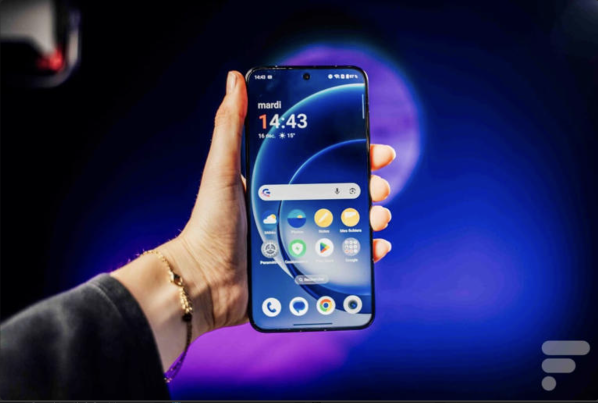 Personne tenant un smartphone moderne à une main, écran allumé affichant l’interface d’accueil, fond lumineux aux tons bleus et violets, ambiance technologique et contemporaine